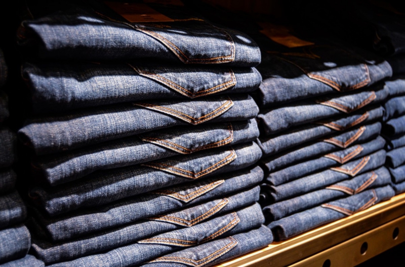 magasin-LIEUCHE-min_jeans_pants_blue_shop_shopping_shelf_exhibition_buy-940702